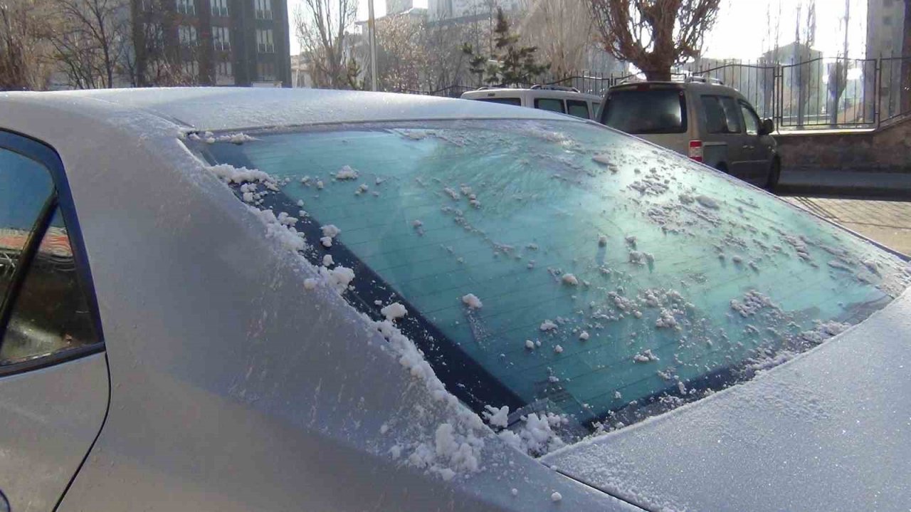 Kars’ta soğuktan araçların camları dondu