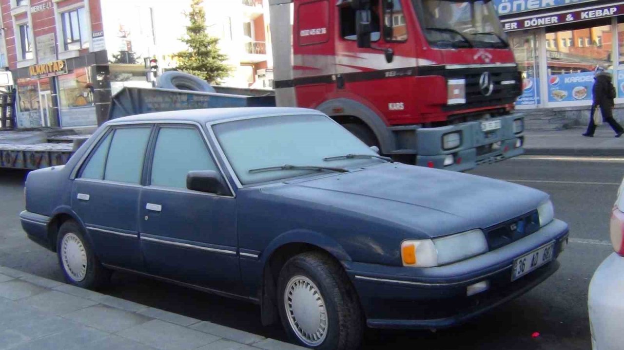 Kars’ta soğuktan araçların camları dondu