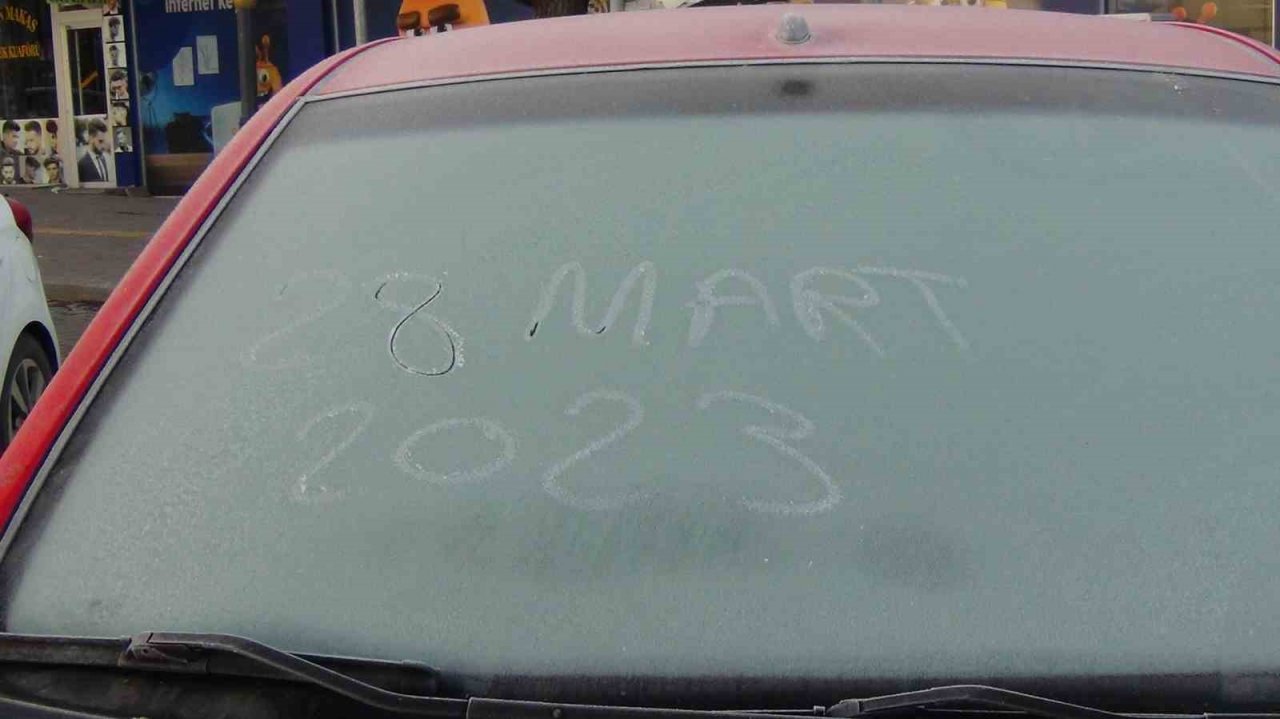 Kars’ta soğuktan araçların camları dondu