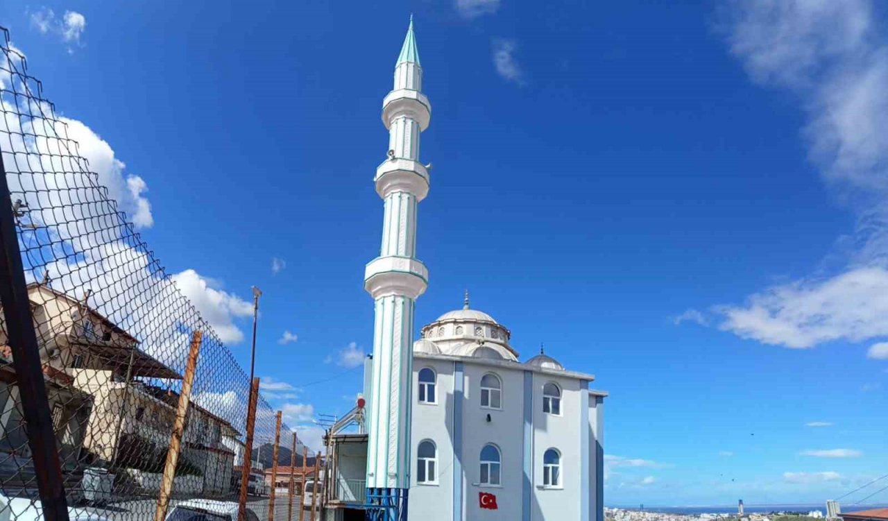 İzmir’de cami minaresi beşik gibi sallandı