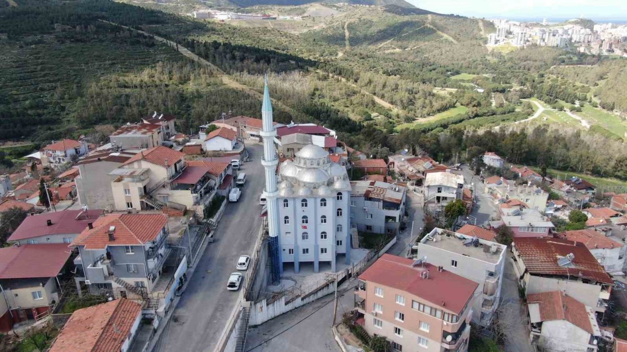 İzmir’de cami minaresi beşik gibi sallandı