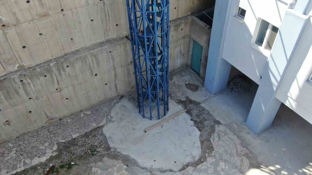 İzmir’de cami minaresi beşik gibi sallandı