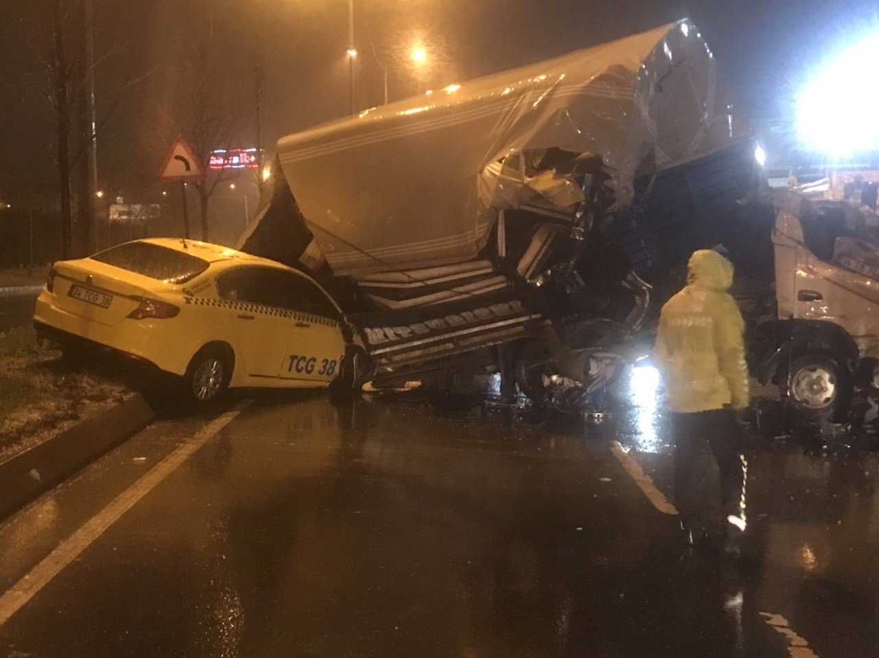 Sultangazi’de kamyon ticari taksinin üstüne devrildi: 3 yaralı