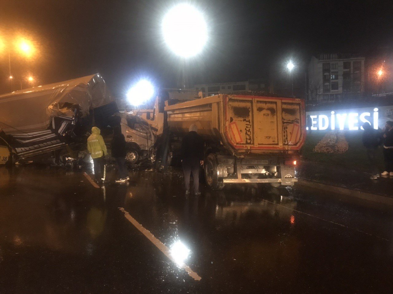 Sultangazi’de kamyon ticari taksinin üstüne devrildi: 3 yaralı
