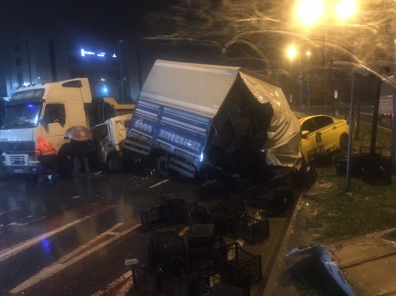 Sultangazi’de kamyon ticari taksinin üstüne devrildi: 3 yaralı