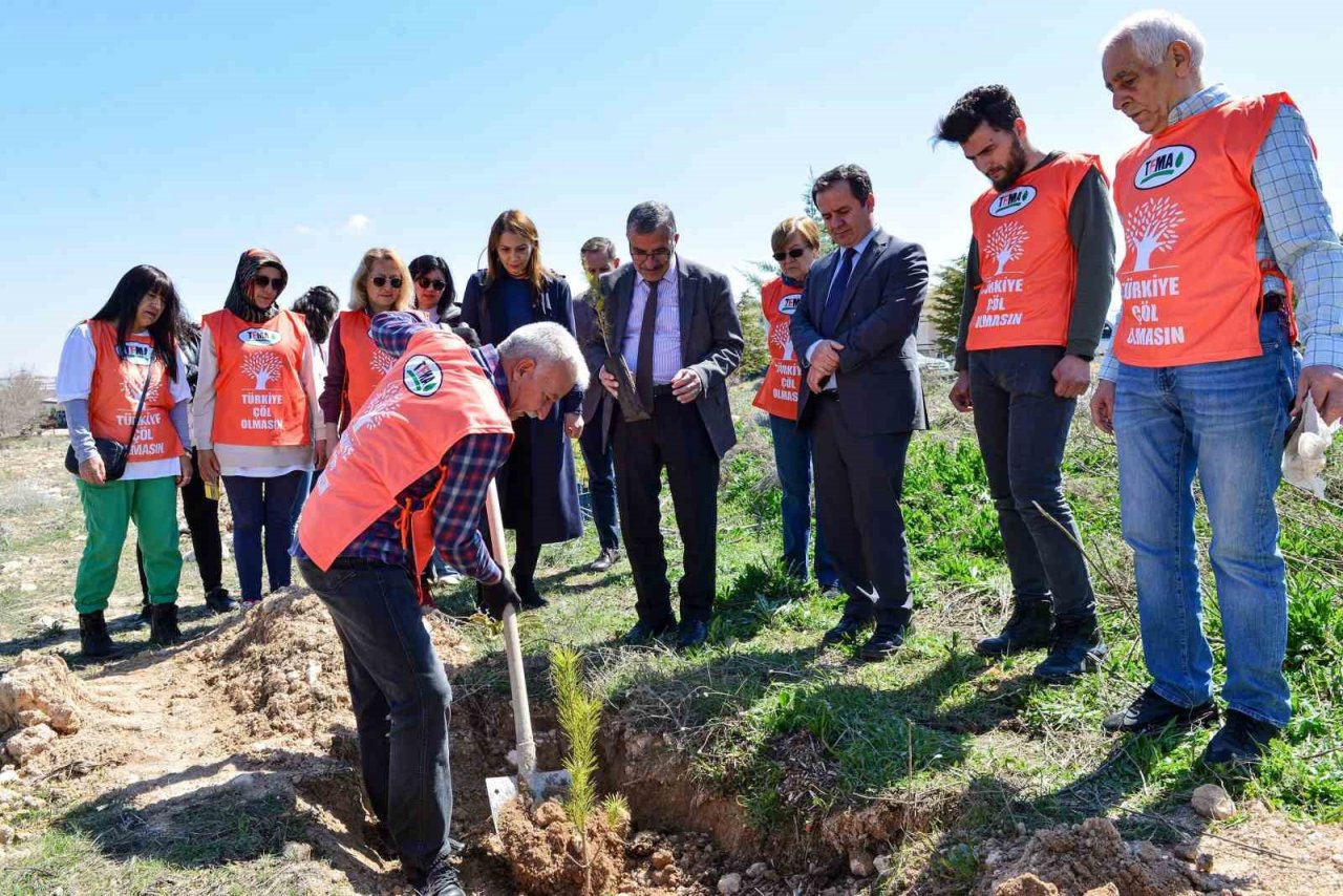 KMÜ’de depremde hayatını kaybeden öğrenciler anısına fidan dikildi