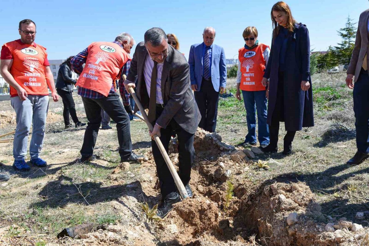 KMÜ’de depremde hayatını kaybeden öğrenciler anısına fidan dikildi