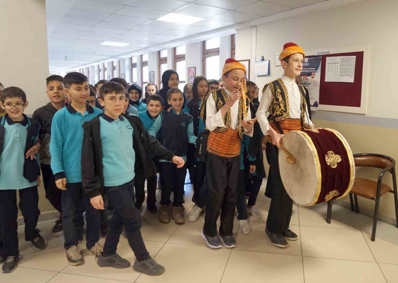 Öğrenciler teneffüs zili yerine davul çalarak Ramazan ruhunu yaşatıyor