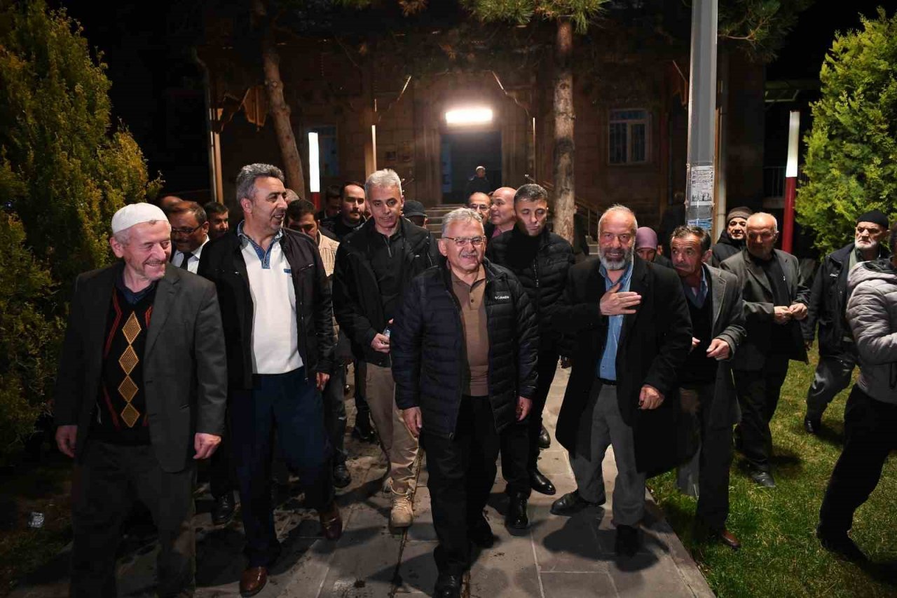 Büyükkılıç, teravih sonrası gençlerle ve vatandaşlarla buluştu