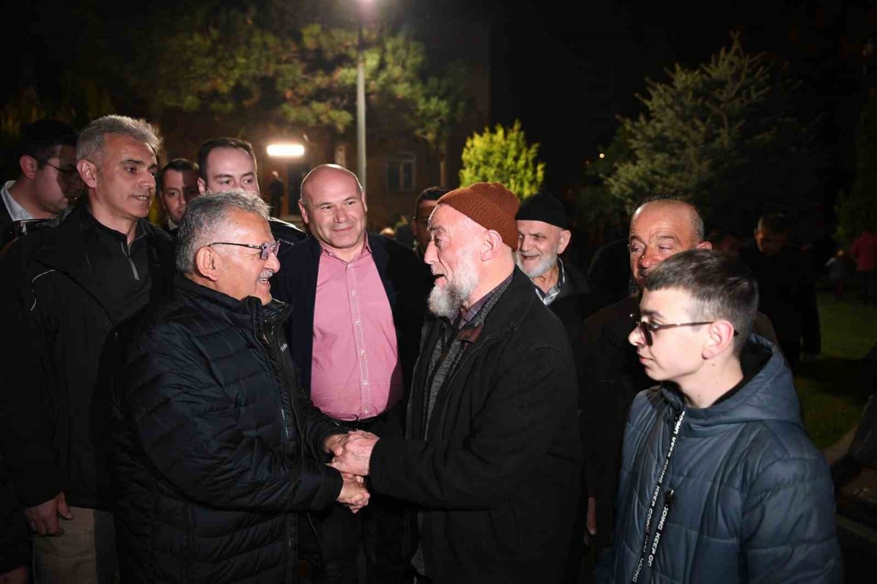 Büyükkılıç, teravih sonrası gençlerle ve vatandaşlarla buluştu