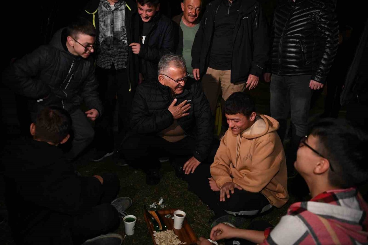 Büyükkılıç, teravih sonrası gençlerle ve vatandaşlarla buluştu