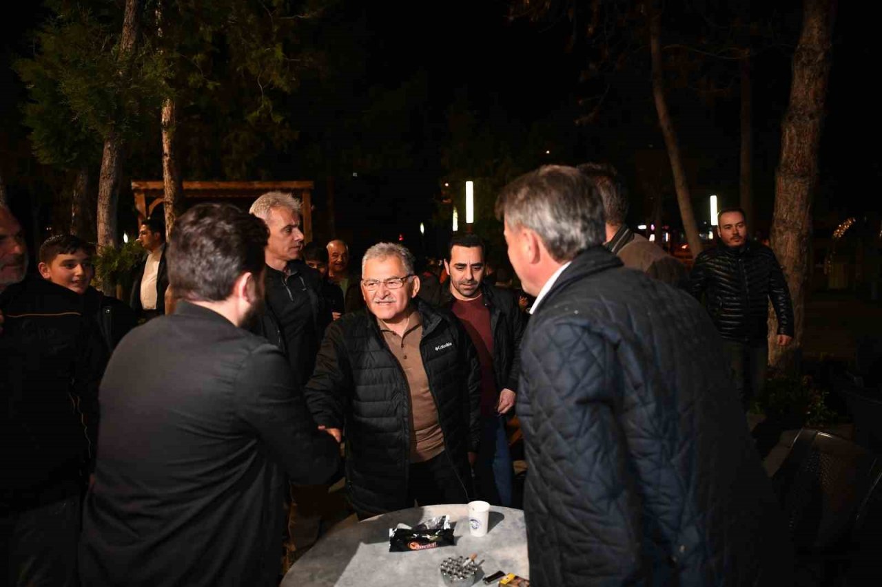 Büyükkılıç, teravih sonrası gençlerle ve vatandaşlarla buluştu