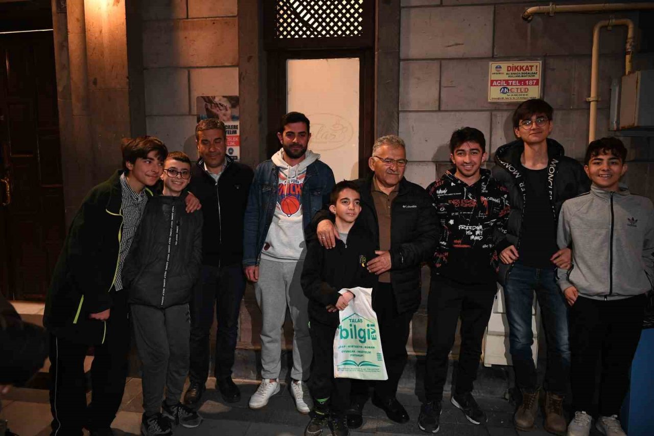 Büyükkılıç, teravih sonrası gençlerle ve vatandaşlarla buluştu