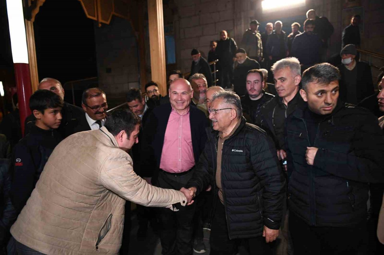 Büyükkılıç, teravih sonrası gençlerle ve vatandaşlarla buluştu