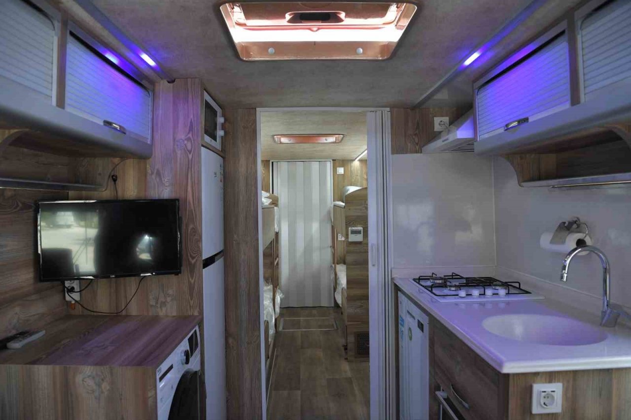 Hurda otobüsten doğal afet konaklama aracına