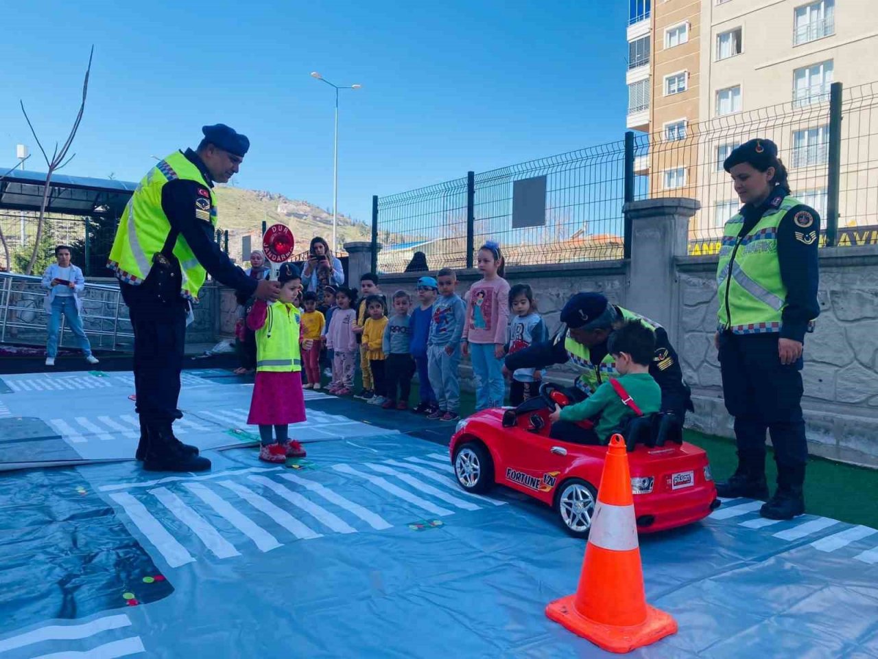Jandarmadan okul öncesi öğrencilerine trafik eğitimi