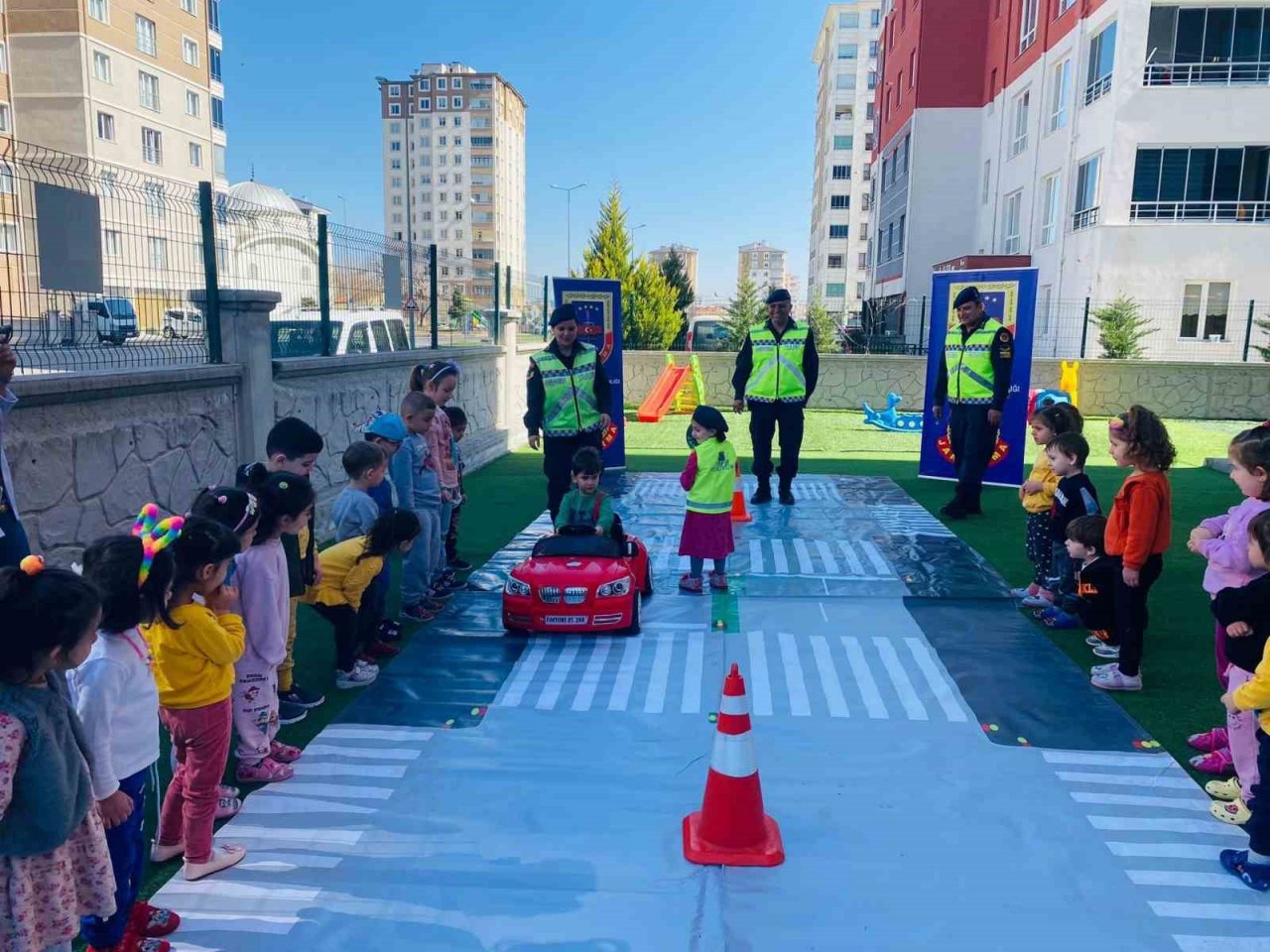 Jandarmadan okul öncesi öğrencilerine trafik eğitimi