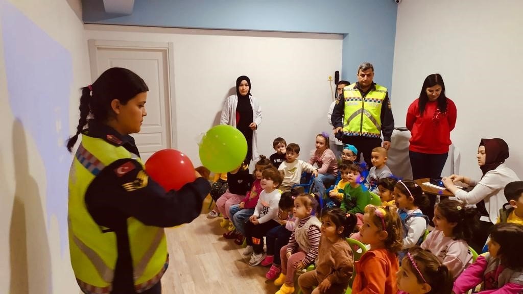 Jandarmadan okul öncesi öğrencilerine trafik eğitimi
