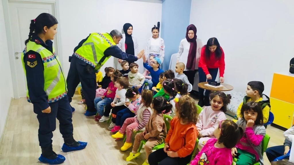 Jandarmadan okul öncesi öğrencilerine trafik eğitimi