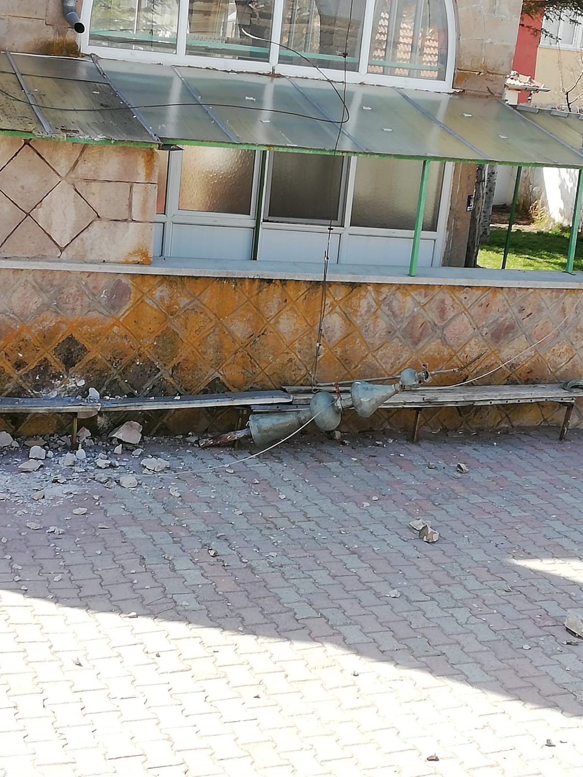 Tomarza’da aşırı rüzgar cami şerefesini düşürdü