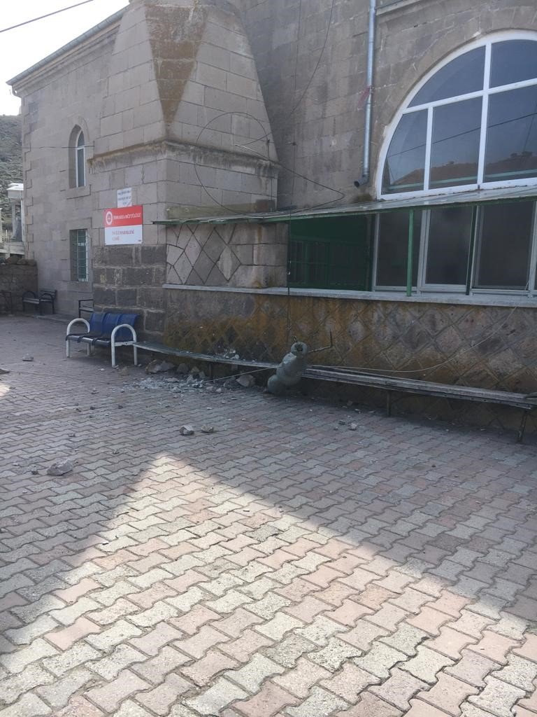 Tomarza’da aşırı rüzgar cami şerefesini düşürdü