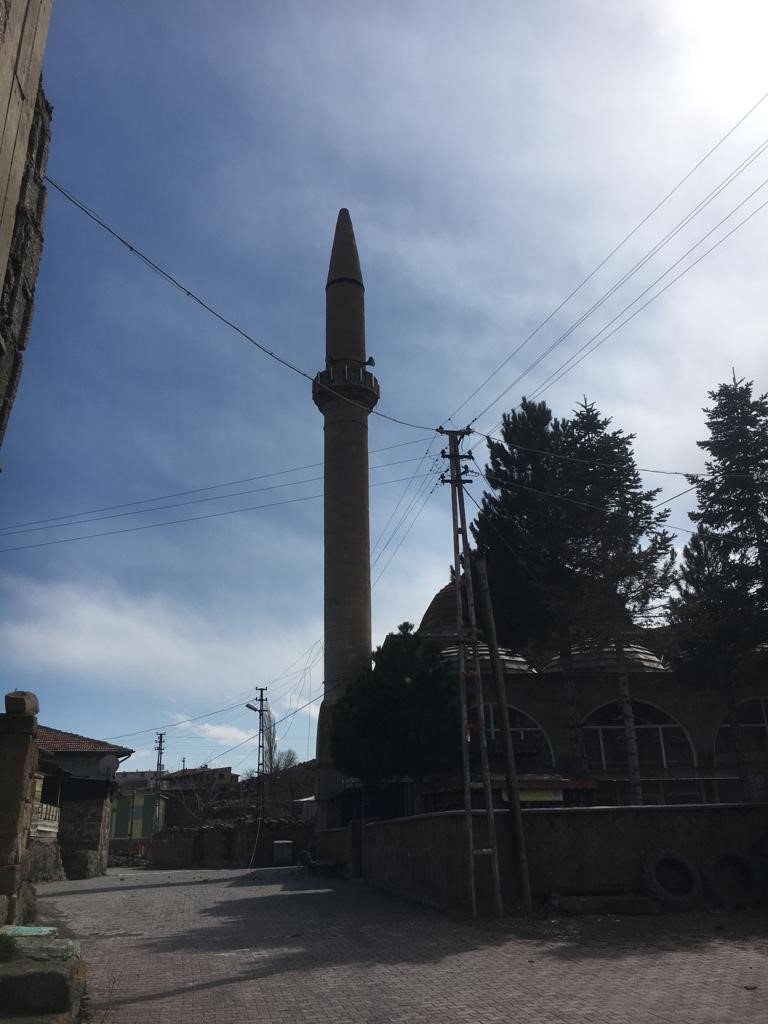 Tomarza’da aşırı rüzgar cami şerefesini düşürdü