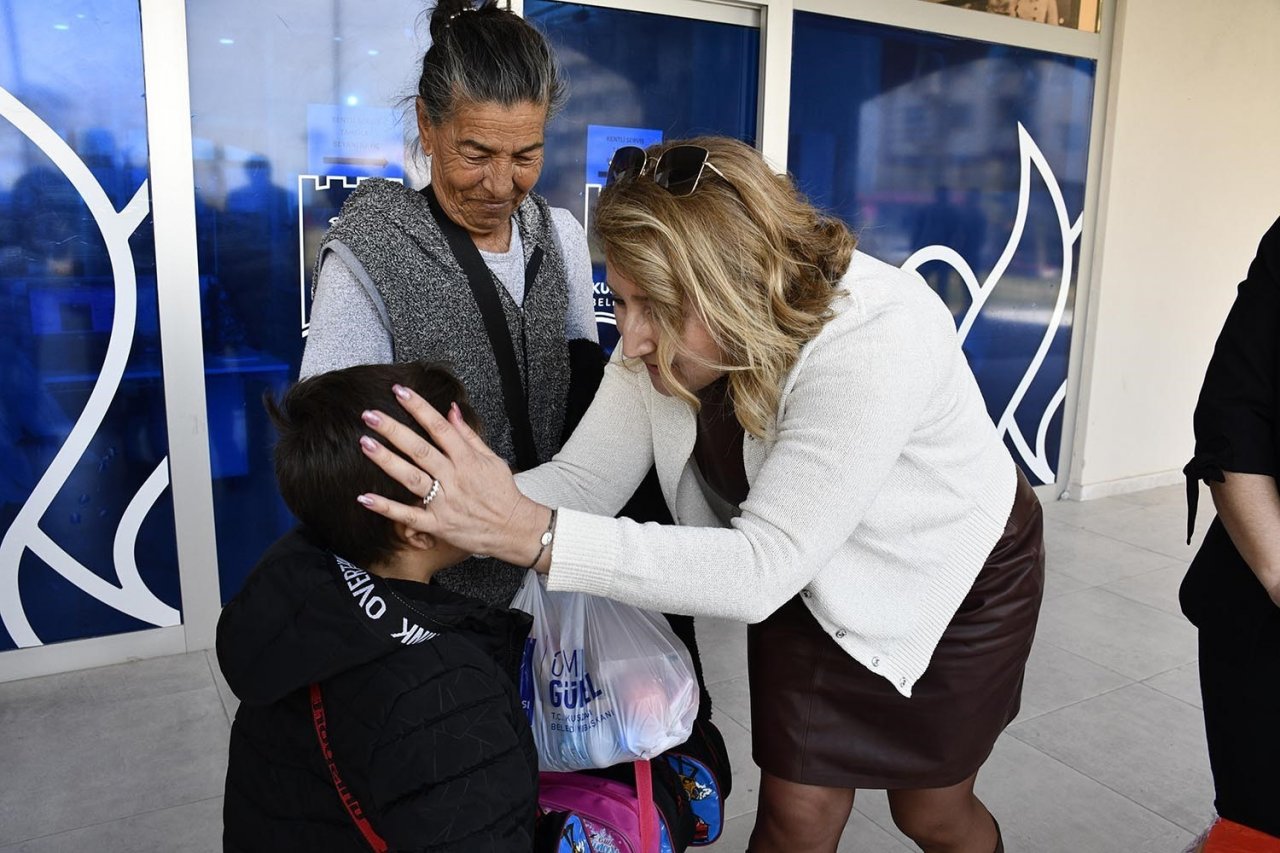 Çocukların beslenme çantalarını Kuşadası Belediyesi dolduruyor