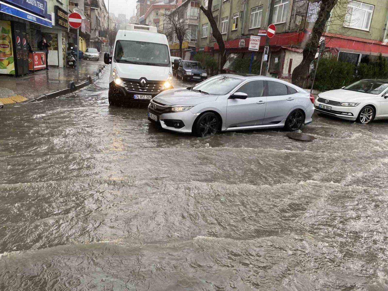 İstanbul’da sağanak yağış etkili oldu