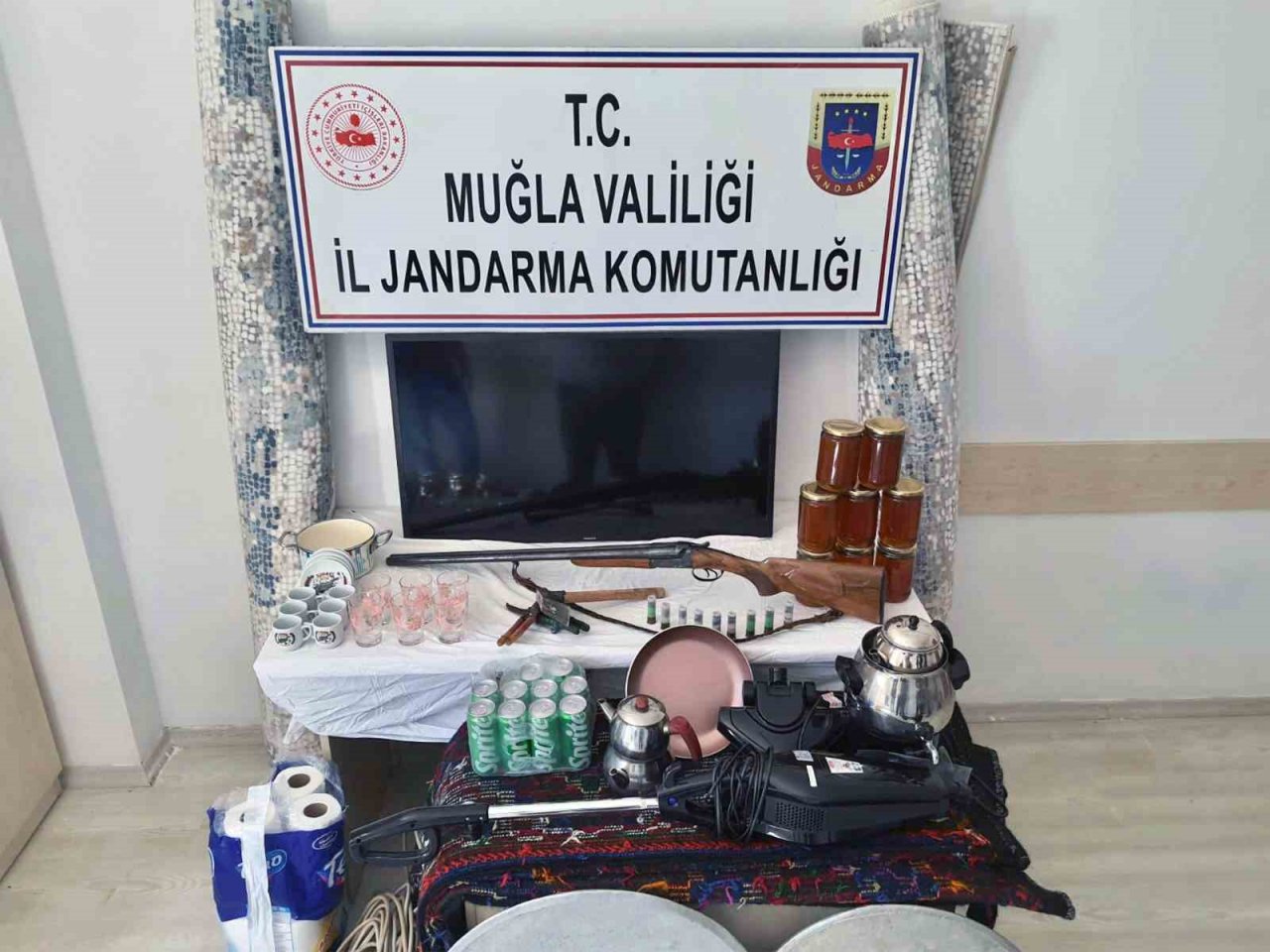 Kiralık araçla hırsızlık yaptılar, tutuklandılar