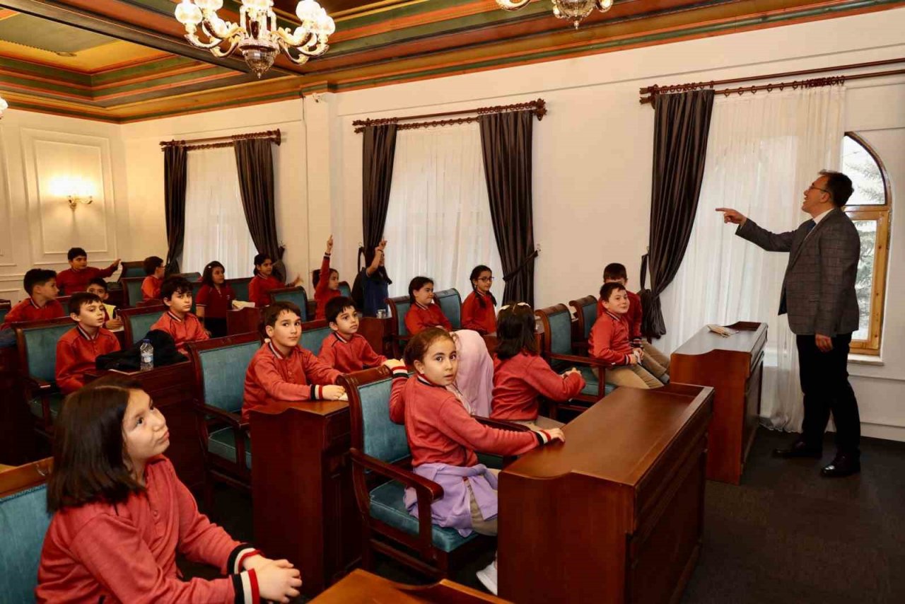 Başkan Savran, minik ziyaretçileri ağırladı