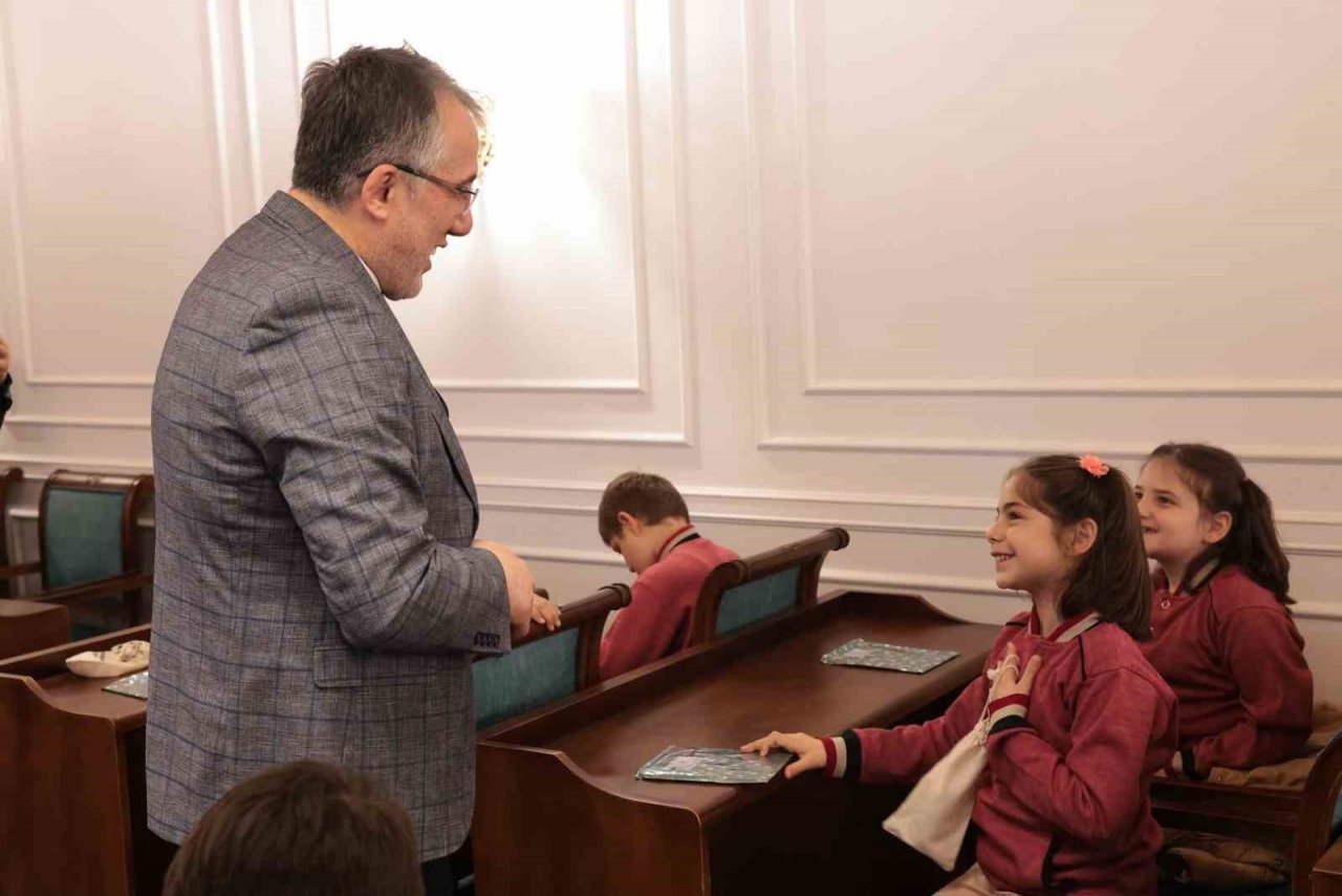 Başkan Savran, minik ziyaretçileri ağırladı