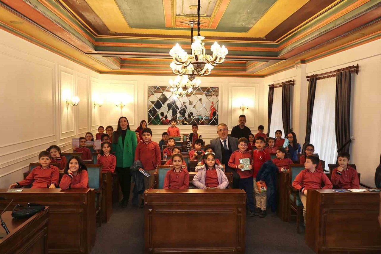 Başkan Savran, minik ziyaretçileri ağırladı