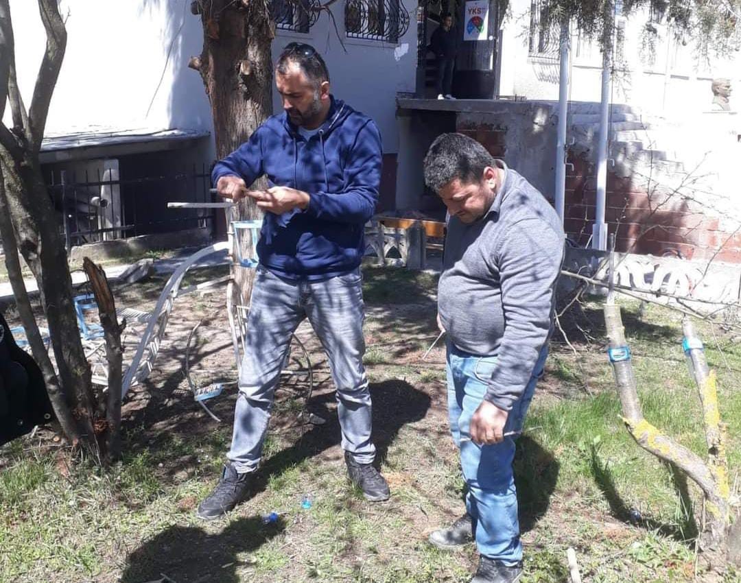 Duyarlı öğretmenden yabani meyve ağaçlarına aşı