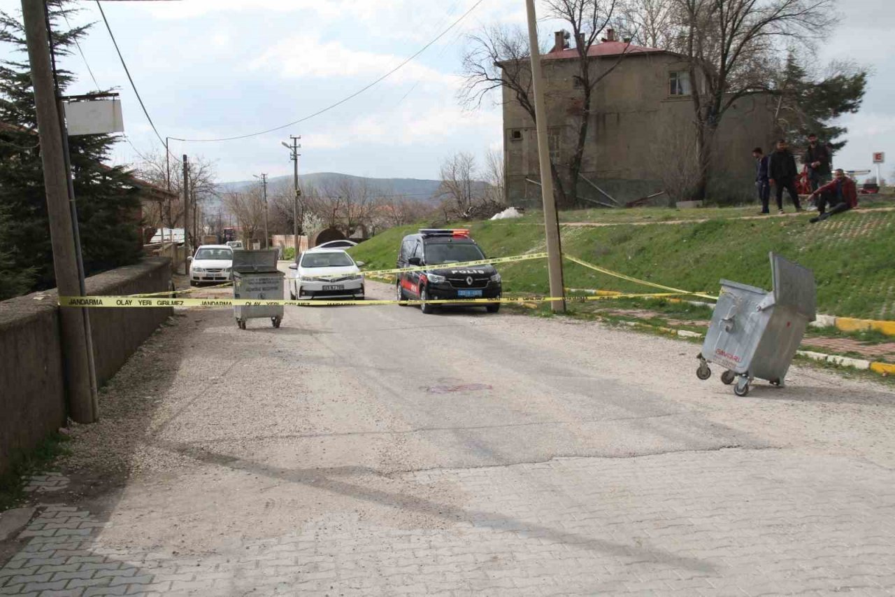 Yolda gördükleri husumetlilerine kurşun yağdırdılar: 1’i ağır 2 yaralı