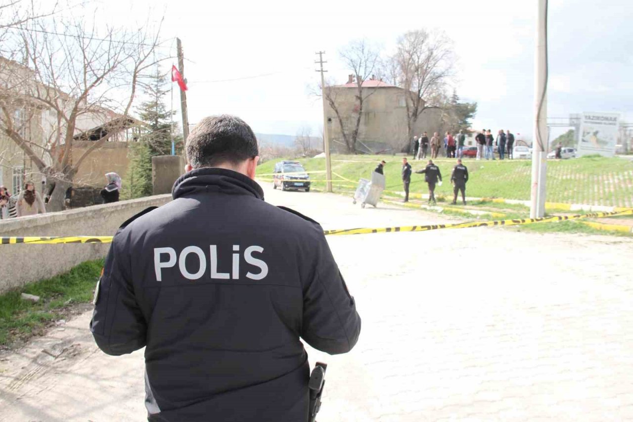 Yolda gördükleri husumetlilerine kurşun yağdırdılar: 1’i ağır 2 yaralı