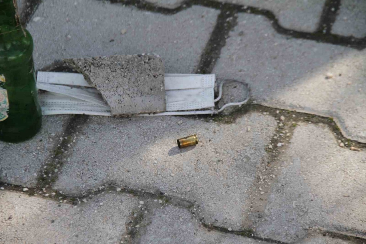 Yolda gördükleri husumetlilerine kurşun yağdırdılar: 1’i ağır 2 yaralı