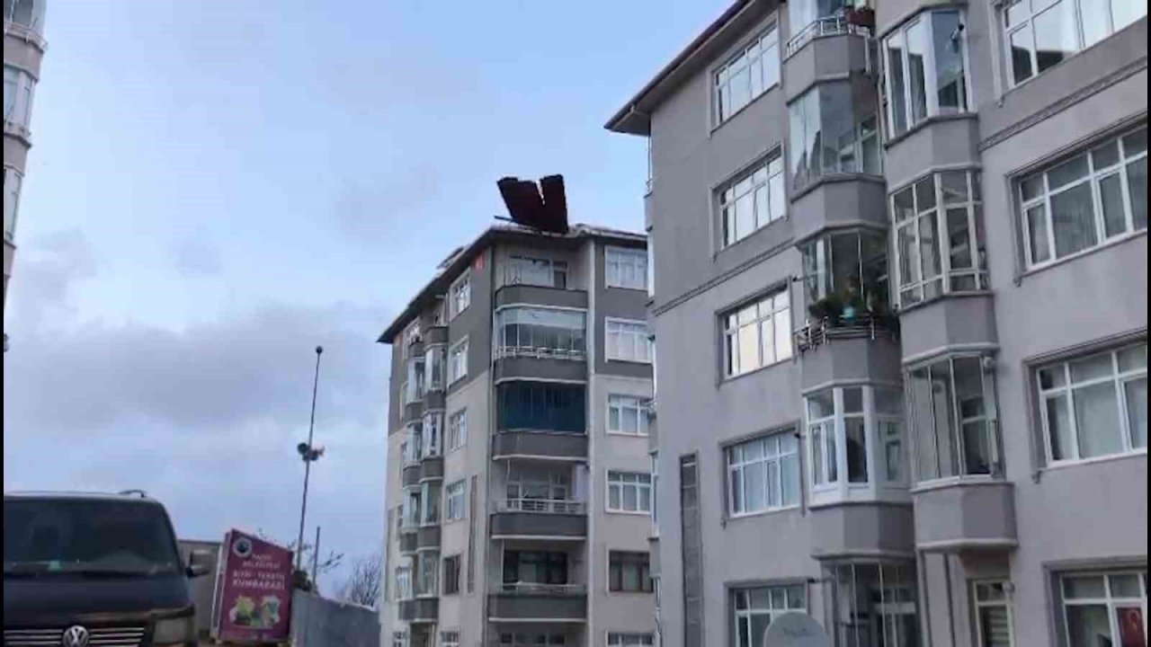 Rize’de şiddetli fırtına çatıları uçurdu