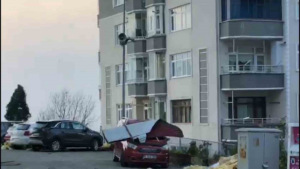 Rize’de şiddetli fırtına çatıları uçurdu