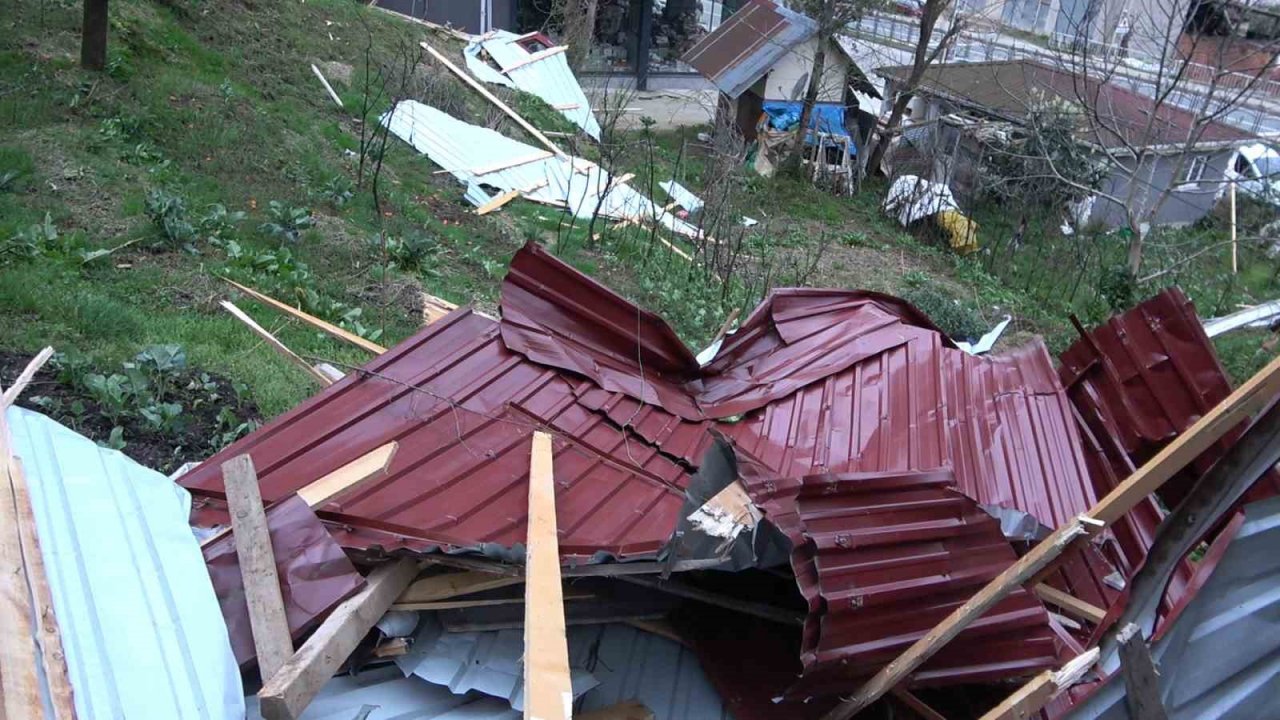 Rize’de şiddetli fırtına çatıları uçurdu
