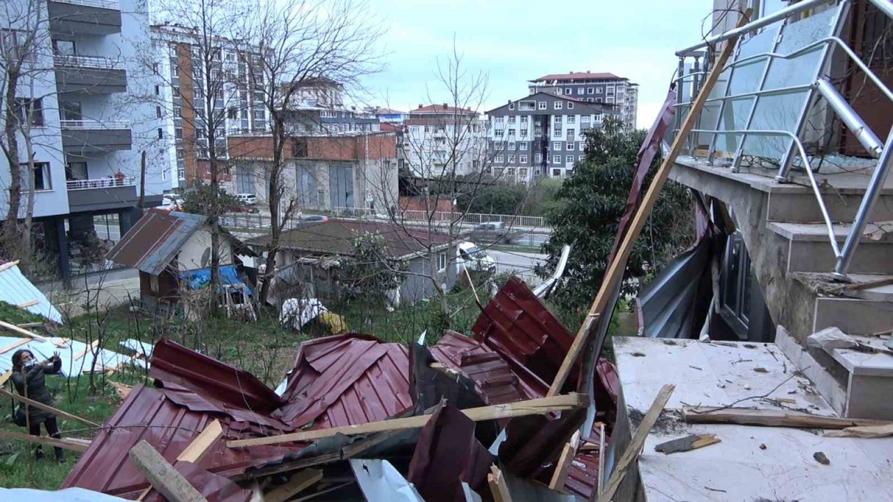 Rize’de şiddetli fırtına çatıları uçurdu