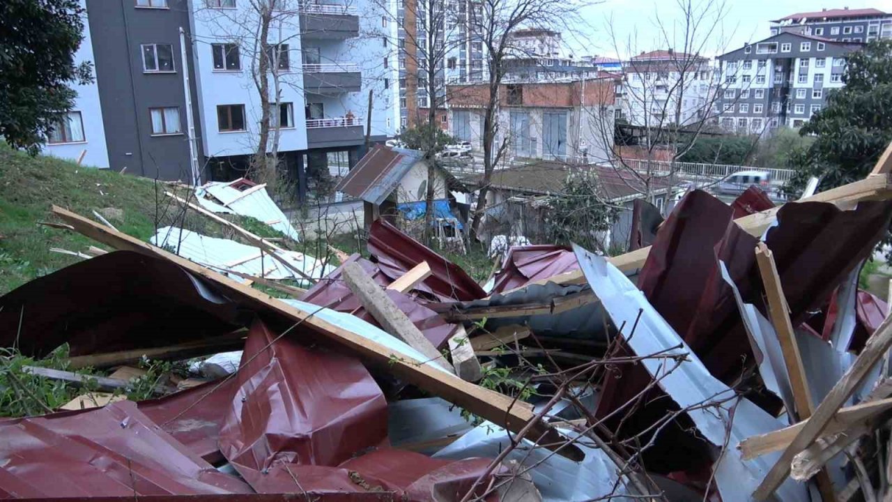 Rize’de şiddetli fırtına çatıları uçurdu
