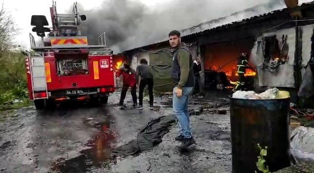 Mangal kömürü üretim tesisi alev alev yandı