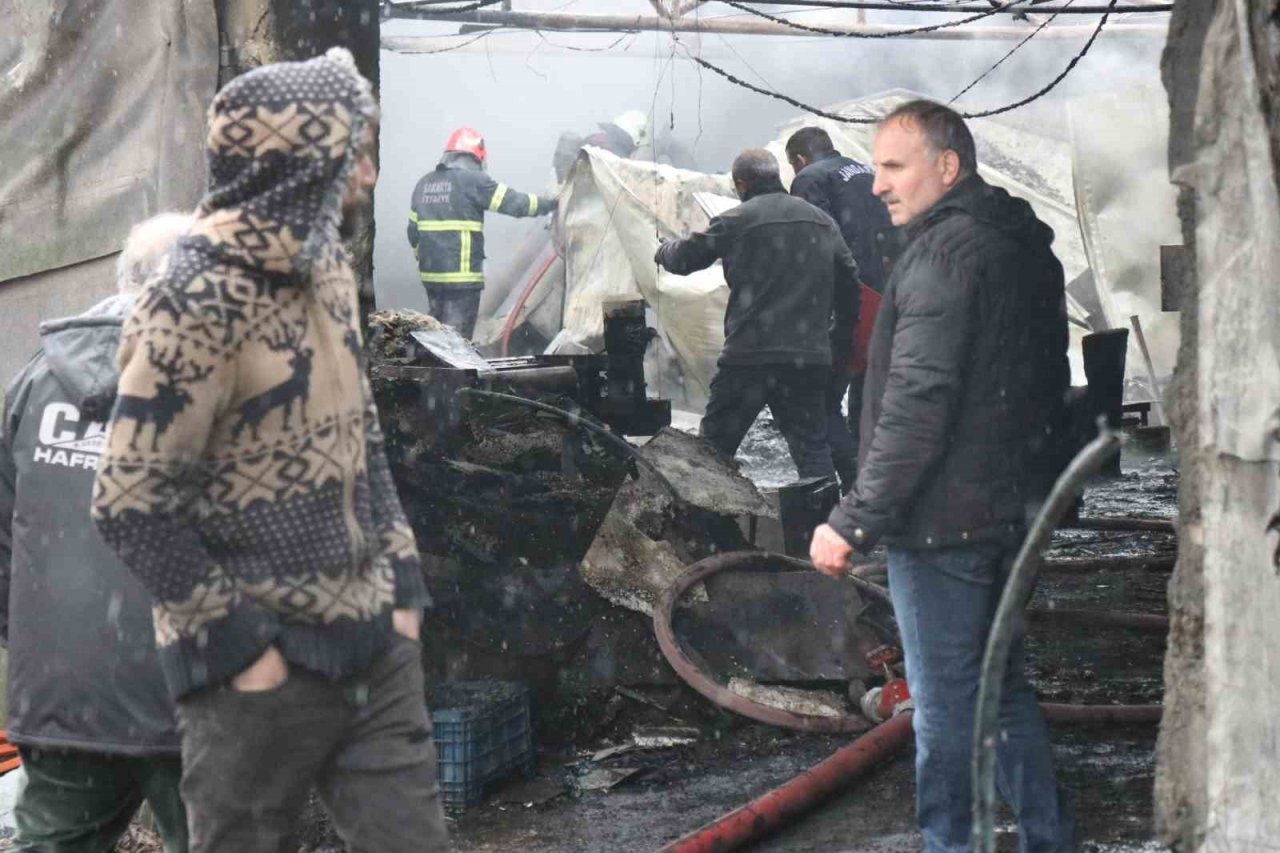 Mangal kömürü üretim tesisi alev alev yandı