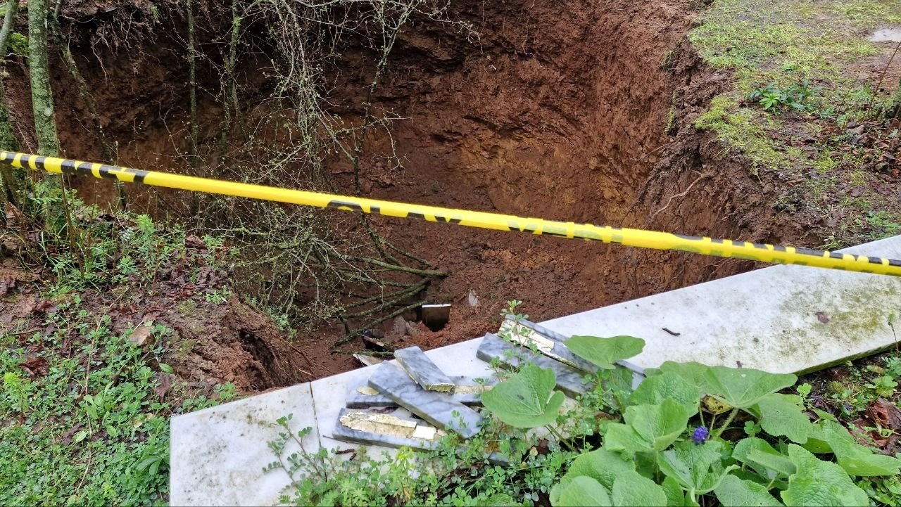 Mezarlığın ortasında oluşan obruk şaşkına çevirdi