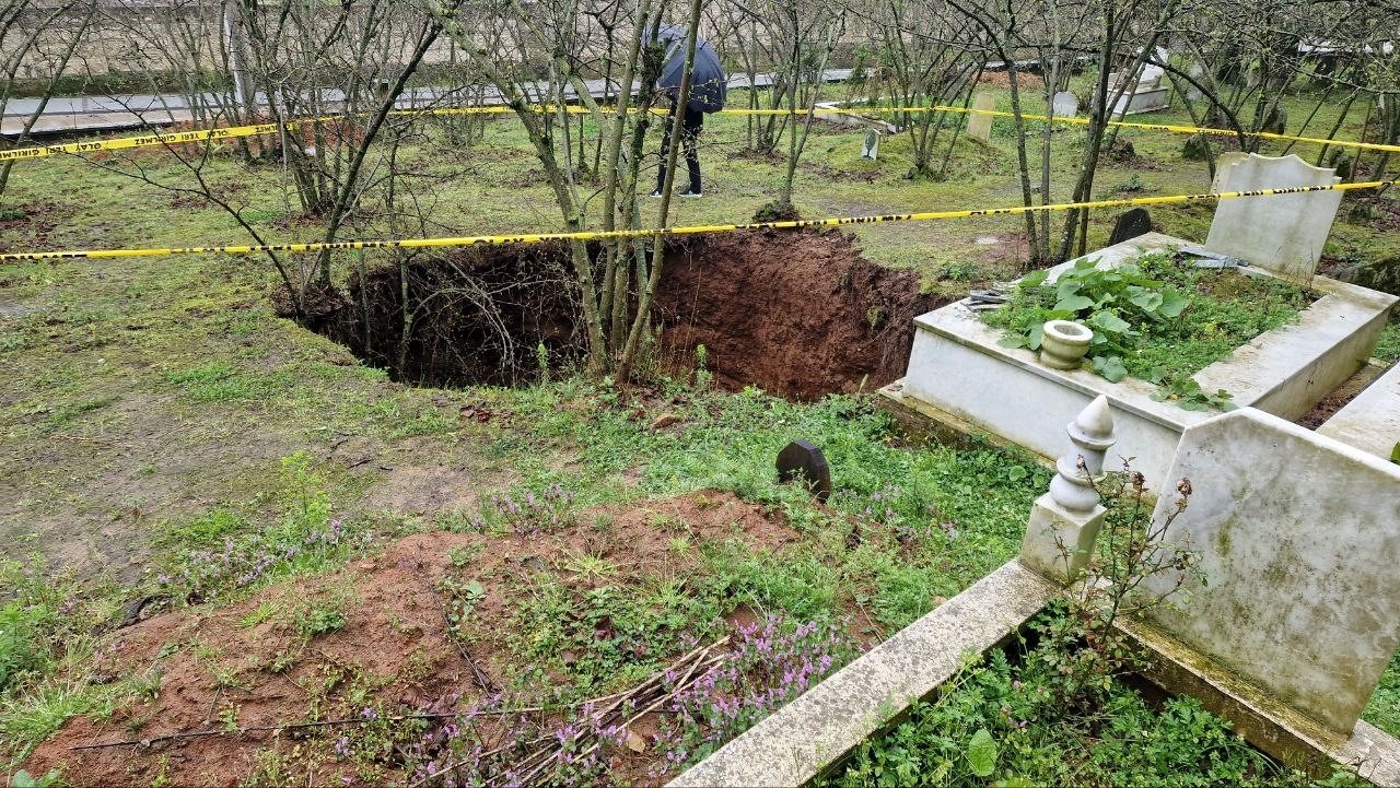 Mezarlığın ortasında oluşan obruk şaşkına çevirdi