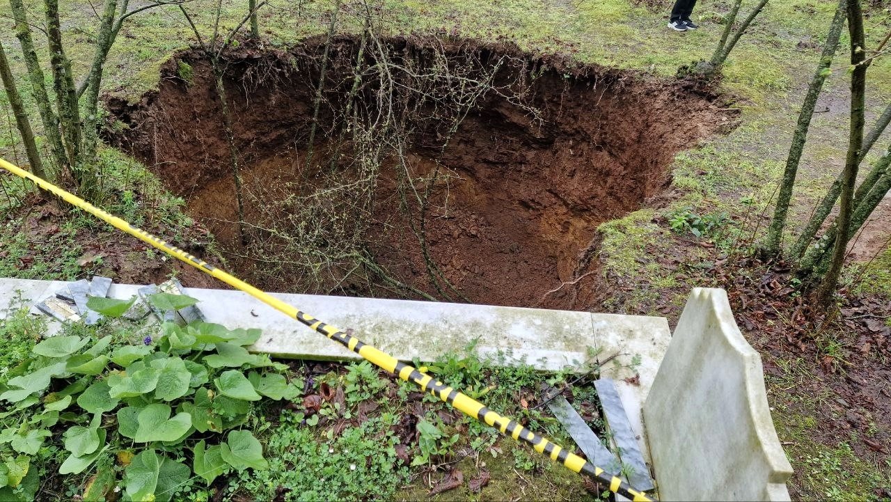 Mezarlığın ortasında oluşan obruk şaşkına çevirdi
