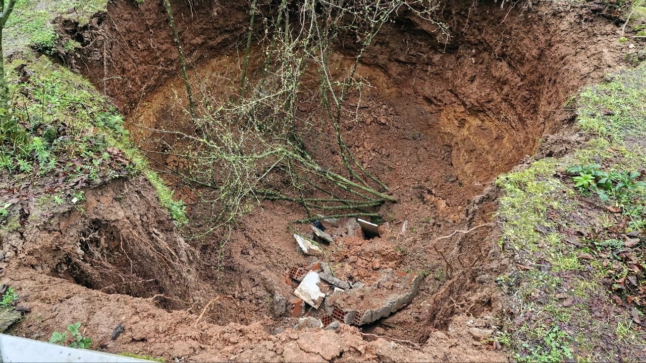 Mezarlığın ortasında oluşan obruk şaşkına çevirdi