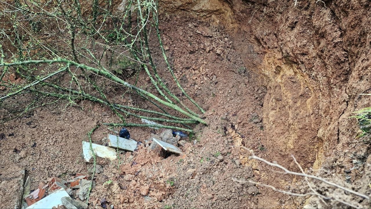 Mezarlığın ortasında oluşan obruk şaşkına çevirdi