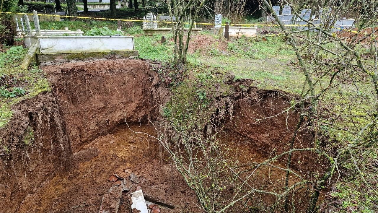 Mezarlığın ortasında oluşan obruk şaşkına çevirdi