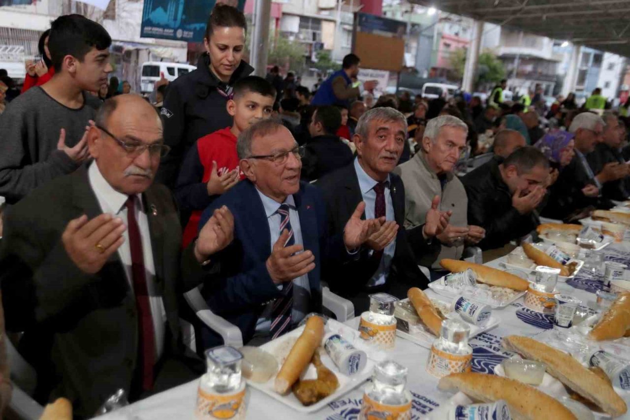 Ramazan’ın bereketi Seyhan’da kurulan iftar sofralarında paylaşılıyor